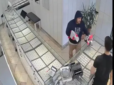 Kuyumcudan soygun anında alkışlık oyun! - fotoğraf 3