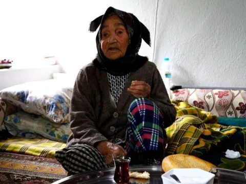 Yürek ısıtan fedakarlık: Görme ve işitme engelli Ömer, 94 yaşındaki annesine bebek gibi bakıyor - fotoğraf 3