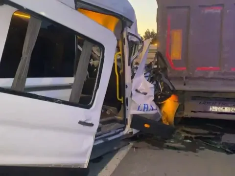 Arnavutköy'de 9 yaralının olduğu minibüs kazasının görüntüleri ortaya çıktı - fotoğraf 1