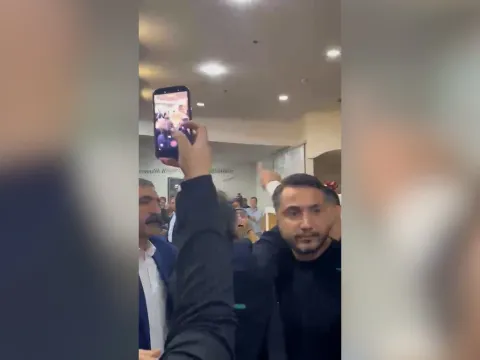 CHP'den AKP'ye geçen belediyenin ilk toplantısında kavga çıktı: Başkana su şişesi fırlatıldı - fotoğraf 3