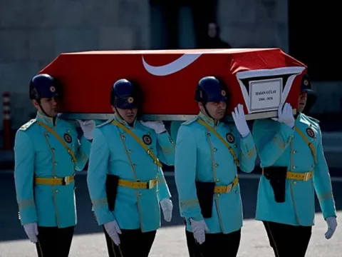 Cenazede dikkat çeken anlar... Özel ile Kılıçdaroğlu arasında soğuk tokalaşma - fotoğraf 3