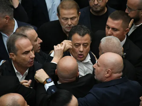 Öğrenci protestoları meclisi karıştırdı: Vekiller tekme tokat birbirine girdi - fotoğraf 5