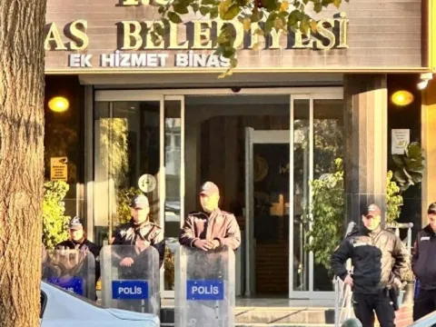 Milas Belediyesi'ne yönelik ihale operasyonunda Başkan Topuz ve oğlu dahil 20 kişi adliyede - fotoğraf 5