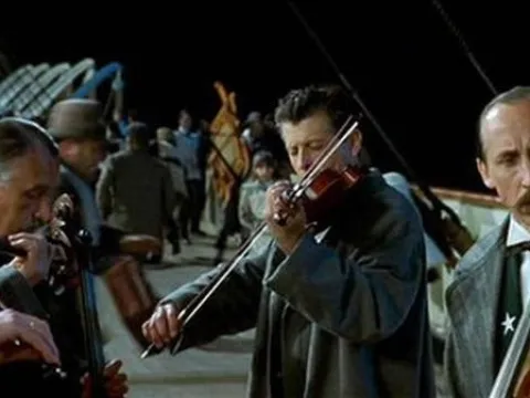 Su basan otelde ilginç anlar: Piyanist çaldığı şarkıyla konukları o film sahnesine götürdü - fotoğraf 3