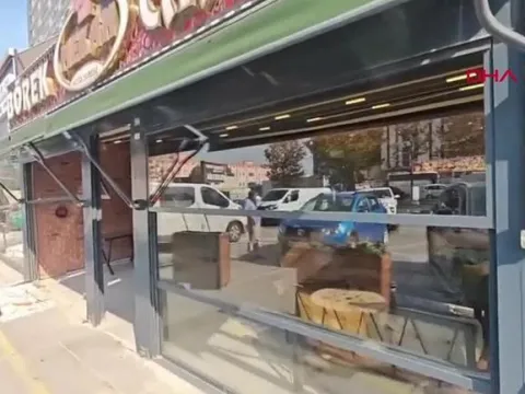 Otomobil börekçiye daldı, müşteri son anda kurtuldu - fotoğraf 2