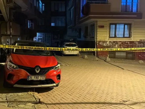 İstanbul’da gece yarısı silahlı çatışma: Mermiler binalara ve iş yerine isabet etti - fotoğraf 3