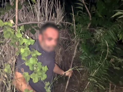 10 milyonluk lüks aracını bırakıp çalılıklara kaçtı: Polisin uyurken bulduğu sürücüden ilginç soru - fotoğraf 5