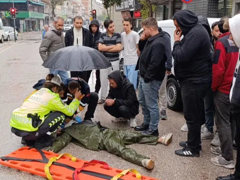 Kadın polis, yaralı ıslanmasın diye başında şemsiyeyle bekledi - fotoğraf 2