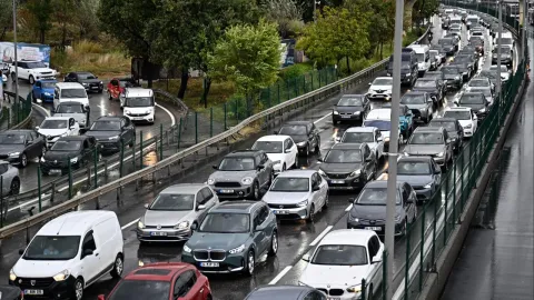 Yağışın da etkisiyle İstanbul'da yoğun trafik