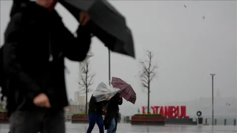 Yağmur şiddetlenecek, fırtına çıkacak. İstanbul'da bu saatlere dikkat
