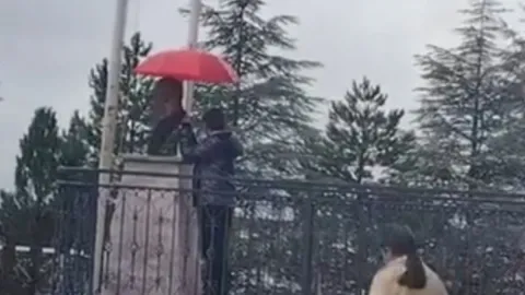 Yağmurda gördü, dayanamadı! Alperen'in Atatürk için yaptığı hareket gündem oldu