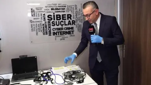 Yalan makineli dolandırıcılar yakalandı! Çalışanlar işte bu makineye bağlandı