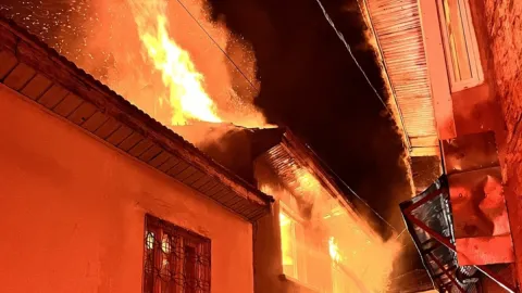 Yanan evini izlerken fenalaşıp, hastanede hayatını kaybetti