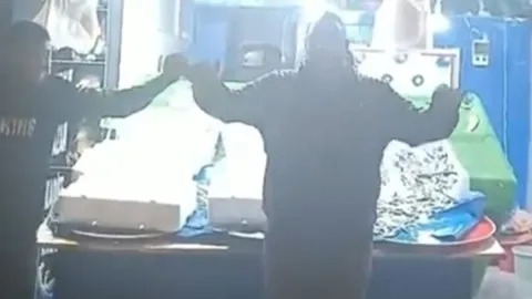 Yaptığı satış sonrası sevinçten yağmur altında halay çekti