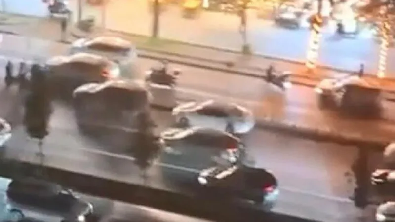 Yaya geçidinde ölüme düşüş! İstanbul'da motosiklet yere düşen adamın üzerinden geçti
