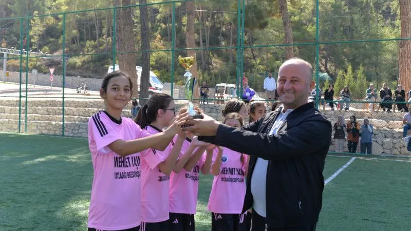 YAYLADAĞI'NDA KIZLAR FUTBOLUN LİDERİ SEBENOBA