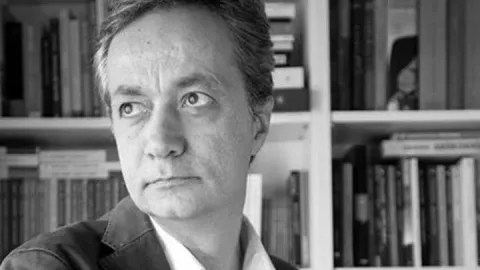 Yazar Cem Akaş hayatını kaybetti