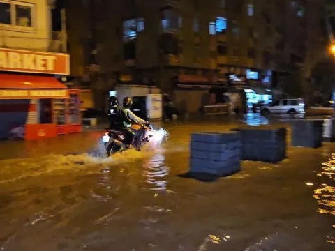 Adana'da sağanak; yollar göle döndü - fotoğraf 1