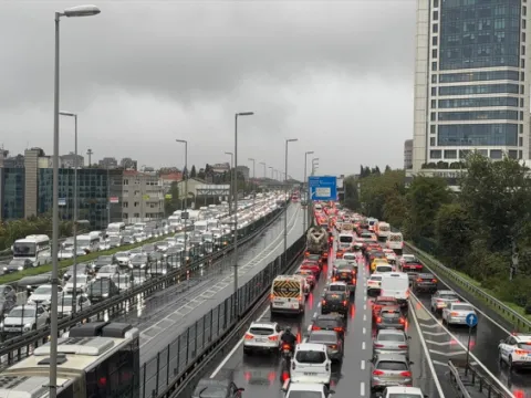 İstanbul'da sağanak: Yollar göle döndü, trafik durma noktasına geldi - fotoğraf 2