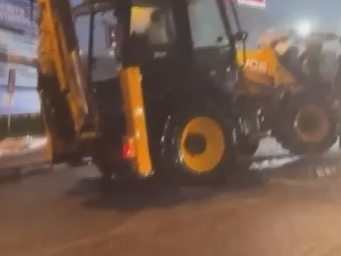 İstanbul’da vatandaşlar mahsur kaldı: Sel sularından kepçeyle kurtarıldılar - fotoğraf 3
