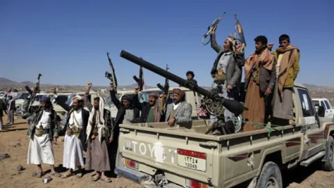 Yemen ordusu başkent Sana'ya saldırı başlattı