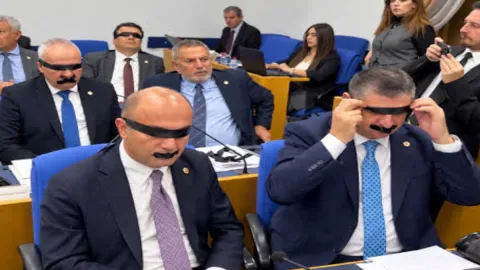 YENİ Parti vekilleri Halk TV'ye kayyum kararını siyah bantla protesto etti