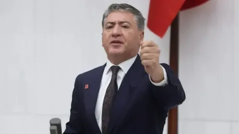 Yeni Parti'den fon krizindeki istifalara tepki: Esas sorumlular koltukta