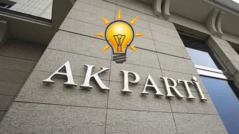 Yeni Şafak yazarından AKP'ye: Kendi mahallesini elinde tutmakta zorlanıyor