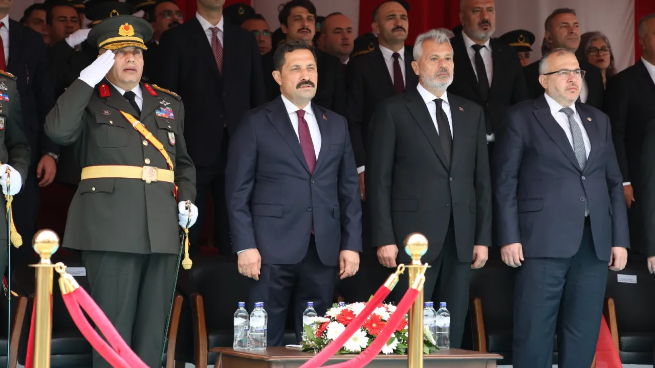 YENİDEN HAYAT BULAN ATATÜRK CADDESİ’NDE CUMHURİYET COŞKUSU