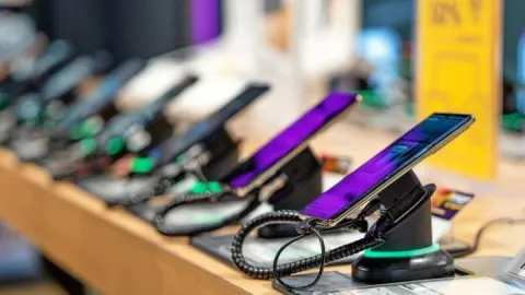 YERLİ TELEFON NE ZAMAN ÇIKACAK, NEREDE ÜRETİLECEK? Türkiye'de Üretilecek Yeni Akıllı Telefonun Özellikleri Ne? ASELSAN ve Türk Telekom'dan Ortak Hamle
