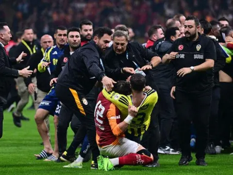 Derbi sonrası saha karıştı! - fotoğraf 1