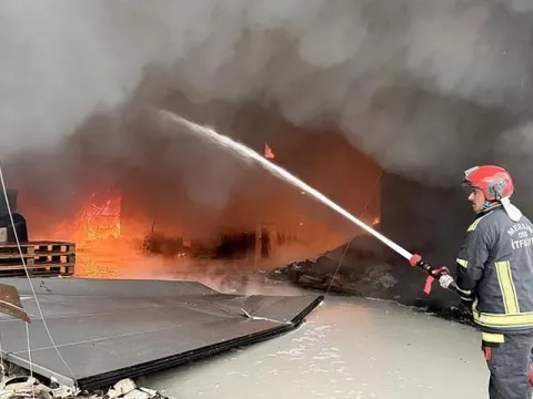 Son dakika: Mersin'de tütün fabrikası yanıyor - fotoğraf 3