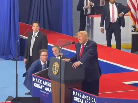Trump'ın mitinginde dünyanın konuştuğu görüntüler - fotoğraf 3