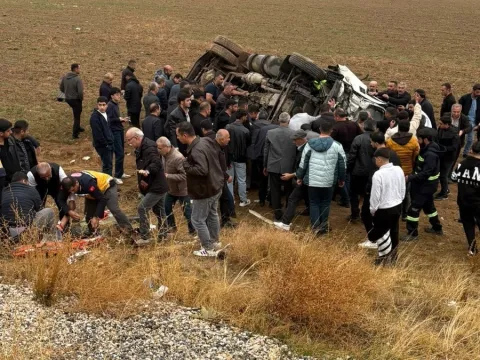 3 aracın karıştığı kazada ortalık savaş alanına döndü! Çok sayıda yaralı var - fotoğraf 1