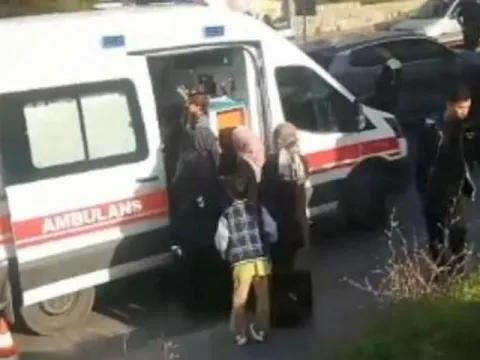 Çocuklarını kurtardı: Minibüsün altında kalıp öldü - fotoğraf 1
