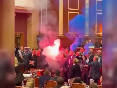 Arnavutluk meclisi duman ve sis altında! Vekiller oylamayı engellemek için meşale yaktı - fotoğraf 1