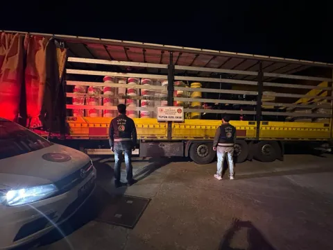 İzmir'de dev kaçak tütün baskını: 125,4 milyon TL'lik malzeme ele geçirildi - fotoğraf 5