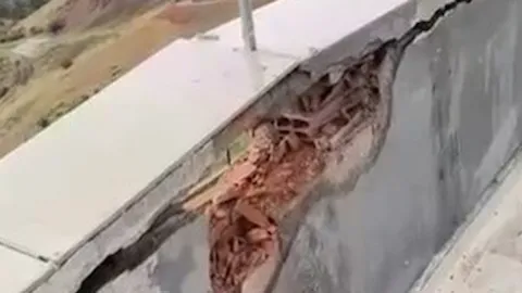 Yıldırım isabet eden iki katlı bina hasar gördü