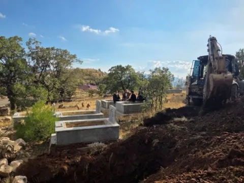 Köyde genç kalmayınca tedbirini aldı: Yaşlı çift hayattayken mezarlarını hazırlattı - fotoğraf 5