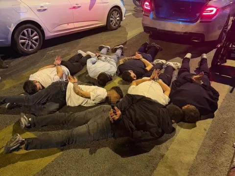 Gözaltındaki şüphelilerin bulunduğu polis otobüslerini takip ettiler! - fotoğraf 2