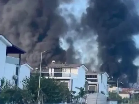 Son dakika! Aydın Kuşadası'nda yangın paniği: Alevler pazar yerini sardı - fotoğraf 2