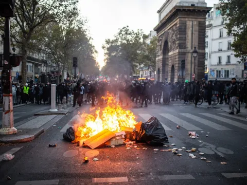 Fransa’da protestolar büyüyor! Sokağa çıkma yasağı Paris’e uzandı - fotoğraf 2