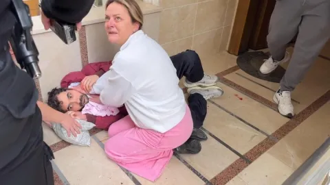 Yol kavgası evde bitti: Kapısına gelip boynundan bıçakladı