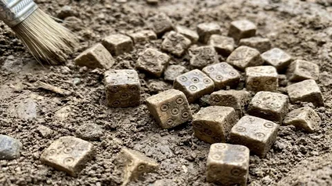 Yol kazısı yaparken çok başka bir şey buldular: Binlercesi yan yana duruyor