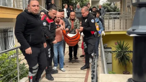 Yol verme kavgasında evinin önüne kadar takip edip boynundan bıçakladılar!
