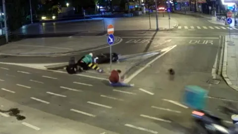 Yola aniden çıkan motosiklet kazaya neden oldu: 3 kişi asfalta savruldu