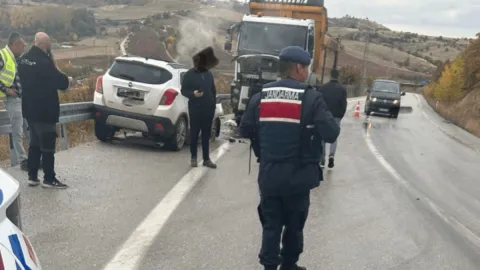 Yola dökülen akaryakıt faciaya yol açtı: Kamyonla kafa kafaya çarpışan sürücü hayatını kaybetti!