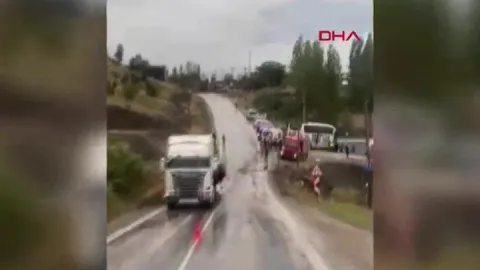 Yolcu otobüsü ile TIR çarpıştı: 15 yaralı