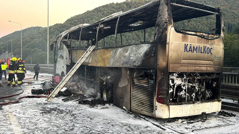 Yolcu otobüsü otoyolda alev alev yandı: Şoförün dikkati faciayı önledi