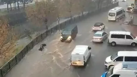 Yollar göle döndü, kadın suya kapıldı!